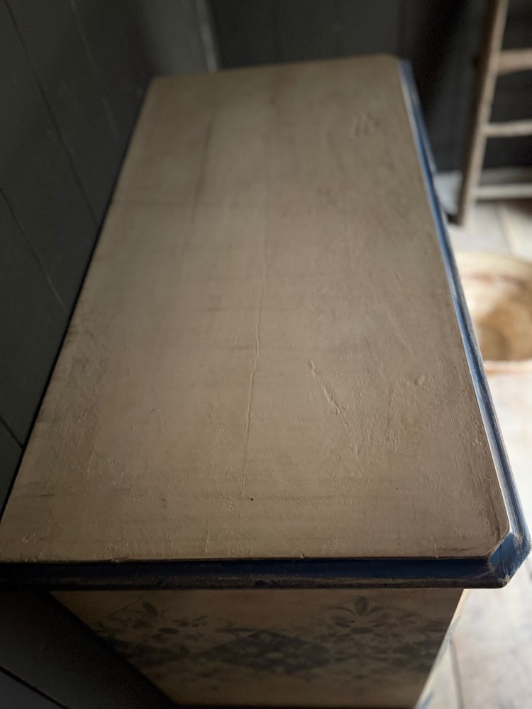 Commode aux dallages peints datant du 19 e siècle belle patine decorative