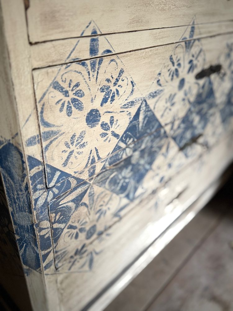 Commode aux dallages peints datant du 19 e siècle belle patine decorative