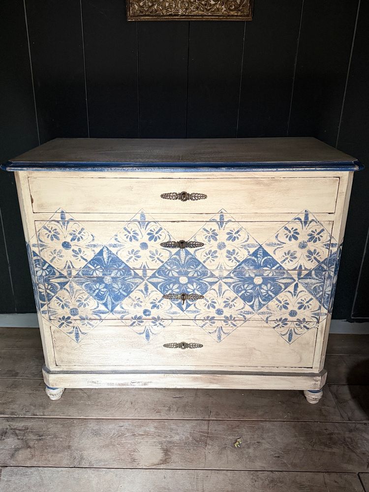 Commode aux dallages peints datant du 19 e siècle belle patine decorative