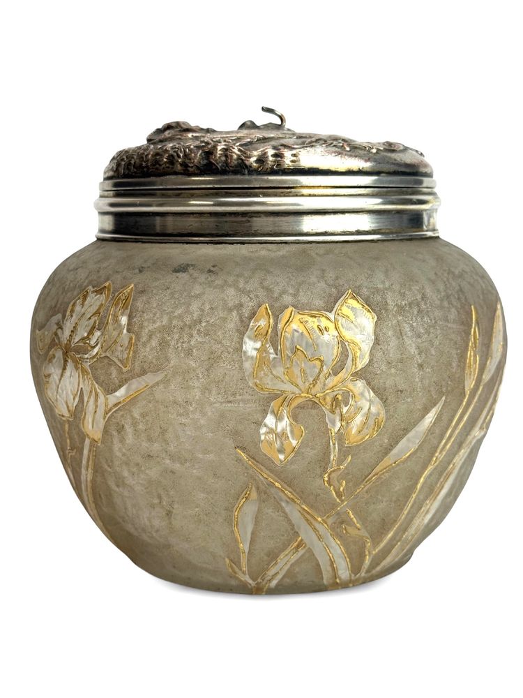 Victor Saglier - Candy box decorated with lilies and thistles