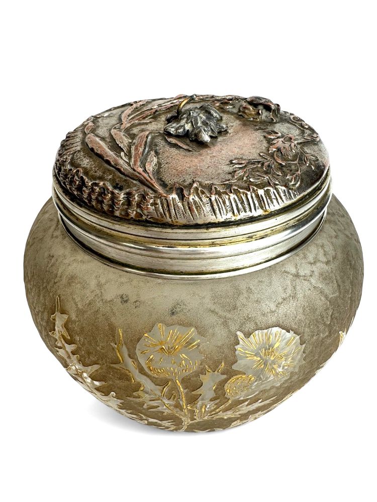 Victor Saglier - Candy box decorated with lilies and thistles