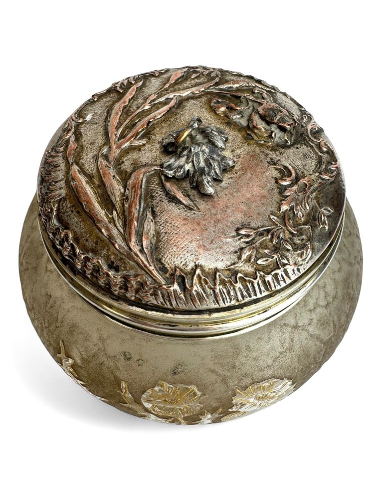 Victor Saglier - Candy box decorated with lilies and thistles