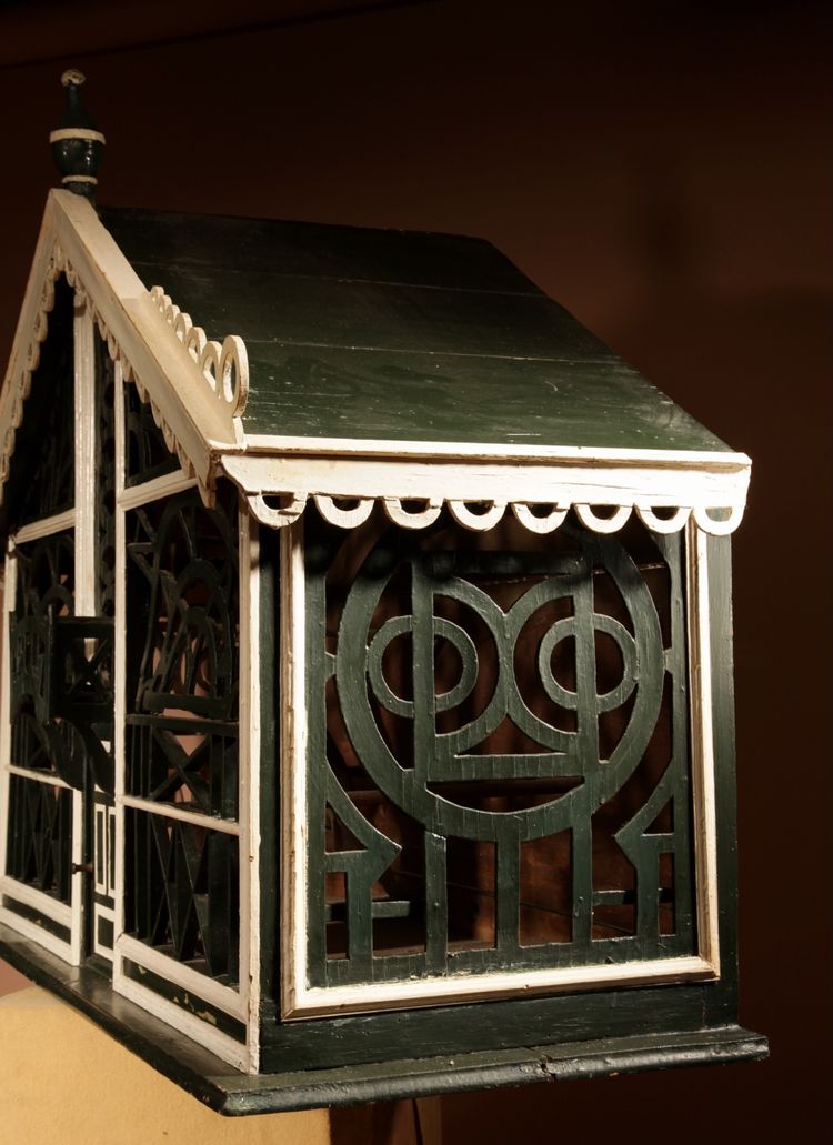  Decorative birdcage in openwork wood, dating from 1914.