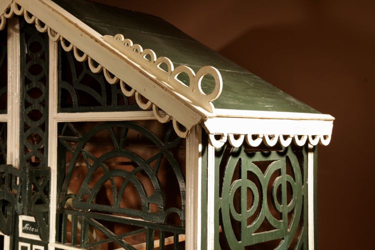  Decorative birdcage in openwork wood, dating from 1914.