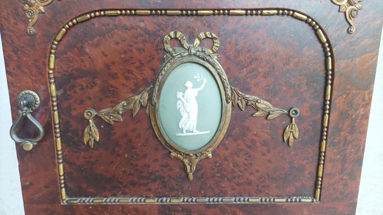 Louis XVI bedside table in burr cedar