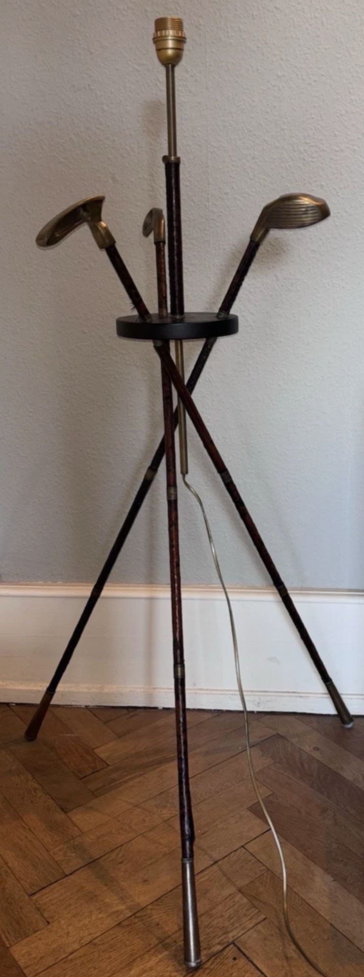ADNET Jacques. ( zugeschrieben ) Stehlampe Golf aus der Mitte des Jahrhunderts aus Leder und Messing
