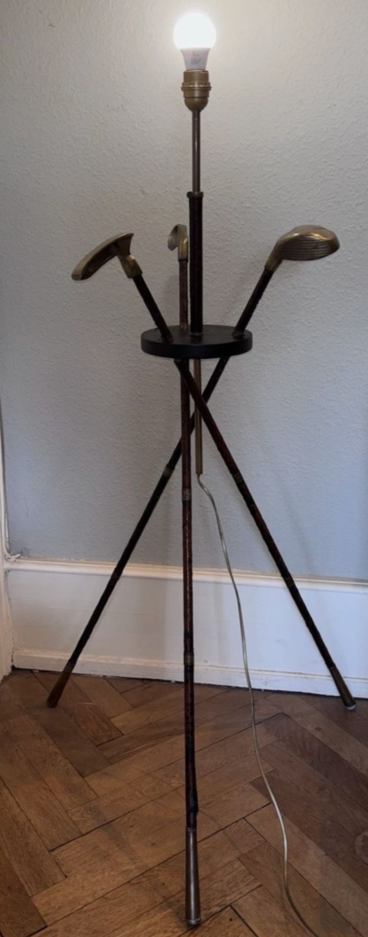 ADNET Jacques. ( zugeschrieben ) Stehlampe Golf aus der Mitte des Jahrhunderts aus Leder und Messing