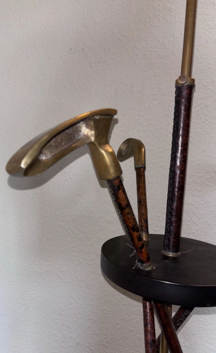 ADNET Jacques. ( zugeschrieben ) Stehlampe Golf aus der Mitte des Jahrhunderts aus Leder und Messing
