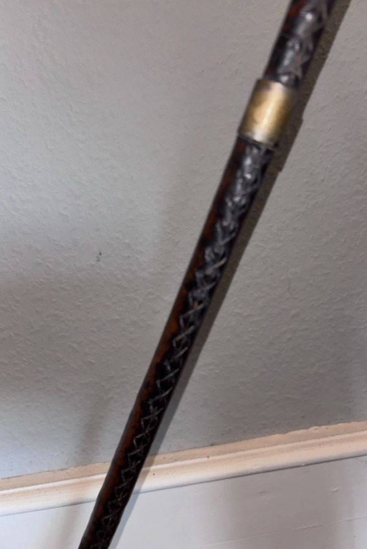 ADNET Jacques. ( zugeschrieben ) Stehlampe Golf aus der Mitte des Jahrhunderts aus Leder und Messing