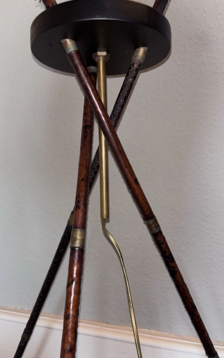 ADNET Jacques. ( zugeschrieben ) Stehlampe Golf aus der Mitte des Jahrhunderts aus Leder und Messing