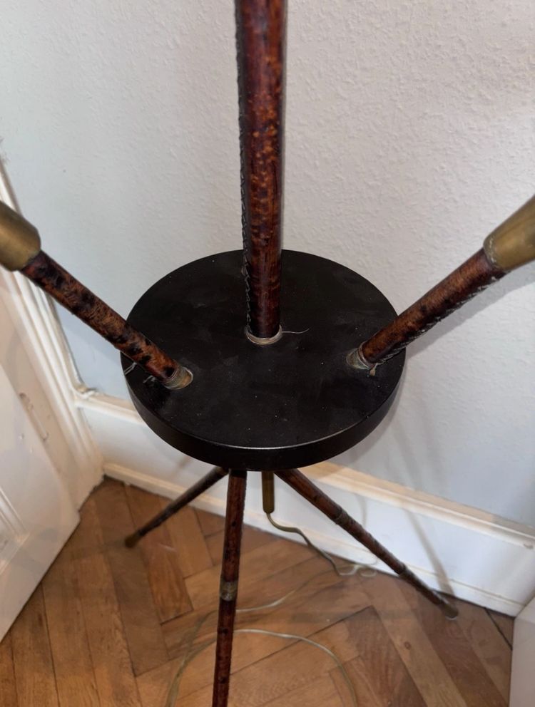 ADNET Jacques. ( zugeschrieben ) Stehlampe Golf aus der Mitte des Jahrhunderts aus Leder und Messing