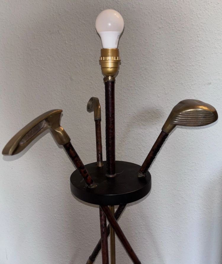 ADNET Jacques. ( zugeschrieben ) Stehlampe Golf aus der Mitte des Jahrhunderts aus Leder und Messing