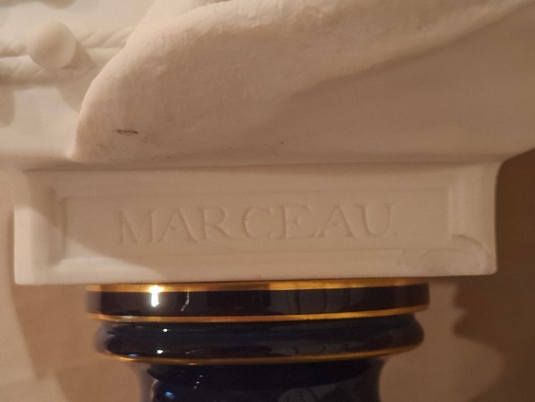 Sèvres buste en biscuit du Général Marceau