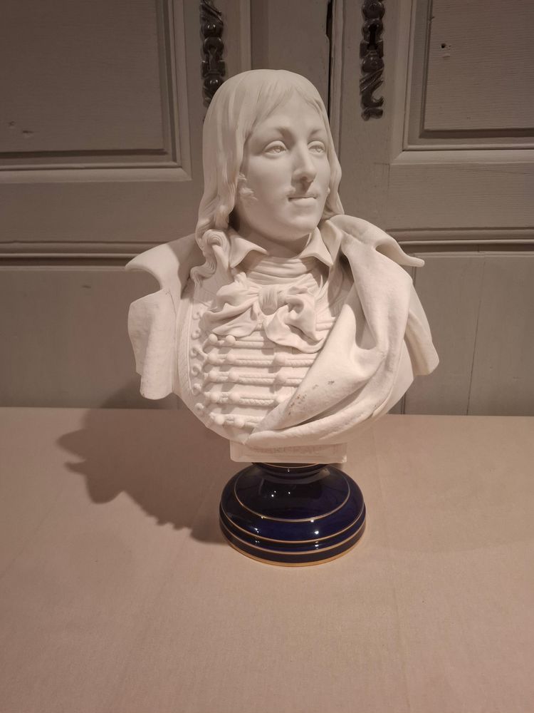 Sèvres buste en biscuit du Général Marceau