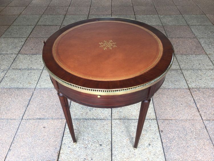 Une table bouillotte et son ''bouchon'' Louis XVI en acajou