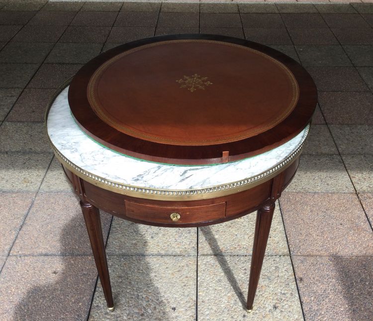 Une table bouillotte et son ''bouchon'' Louis XVI en acajou