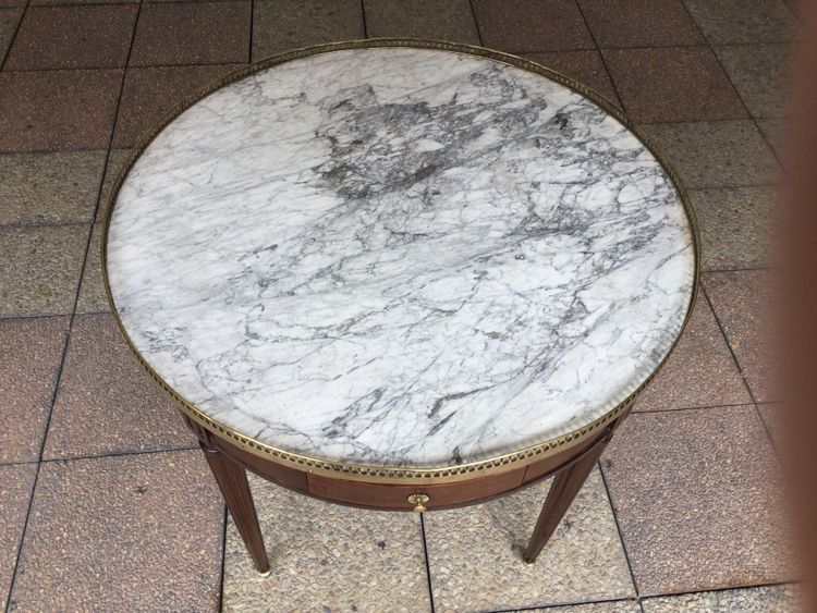 Une table bouillotte et son ''bouchon'' Louis XVI en acajou