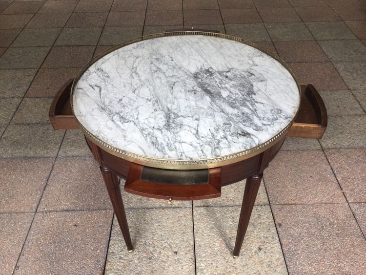 Une table bouillotte et son ''bouchon'' Louis XVI en acajou