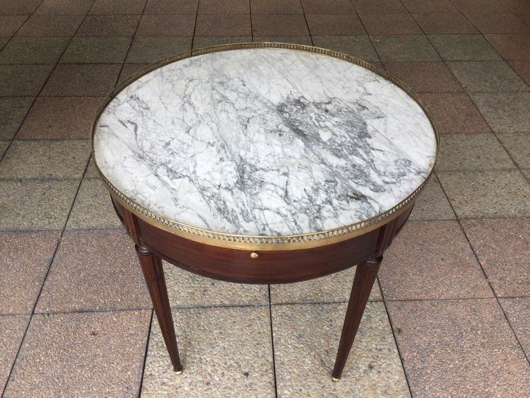 Une table bouillotte et son ''bouchon'' Louis XVI en acajou