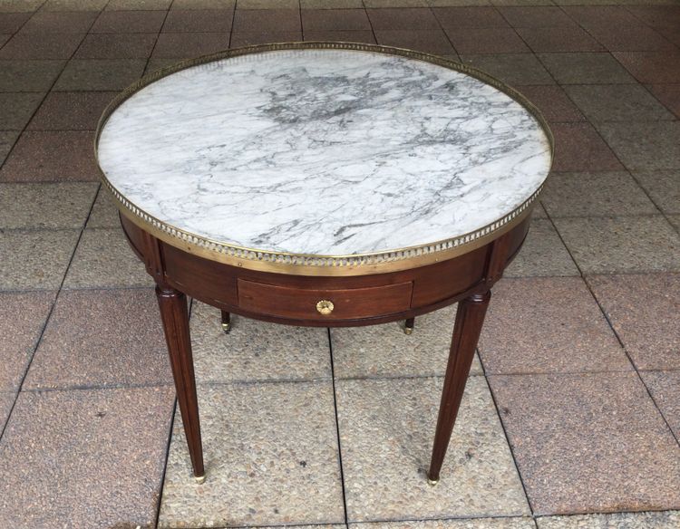 Une table bouillotte et son ''bouchon'' Louis XVI en acajou