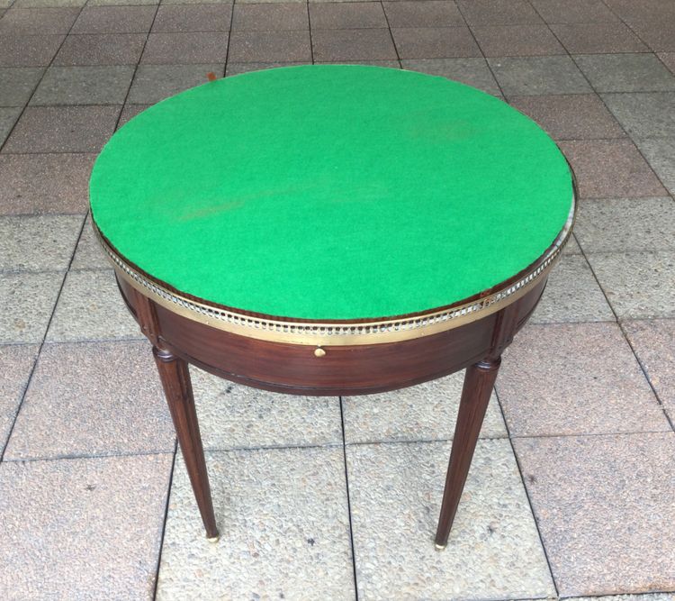 Une table bouillotte et son ''bouchon'' Louis XVI en acajou