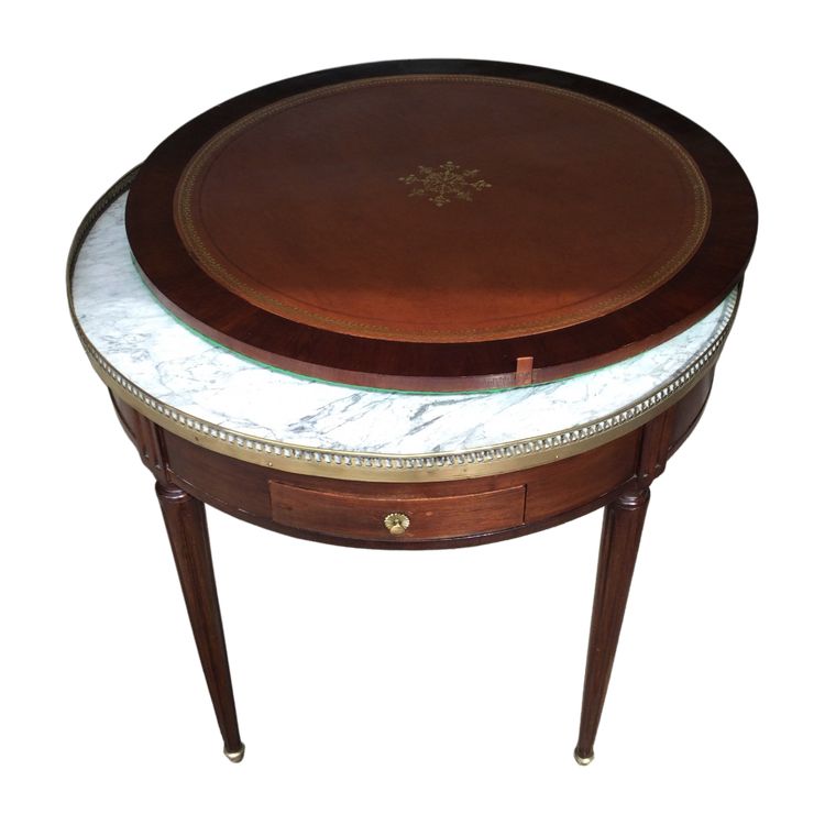 Une table bouillotte et son ''bouchon'' Louis XVI en acajou