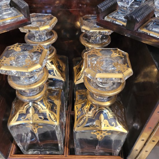 Liquor cabinet in the taste of Tahan, complete with 16 glasses and 4 decanters Boulle inlay