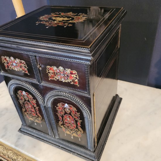Liquor cabinet in the taste of Tahan, complete with 16 glasses and 4 decanters Boulle inlay