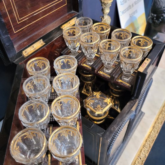 Liquor cabinet in the taste of Tahan, complete with 16 glasses and 4 decanters Boulle inlay
