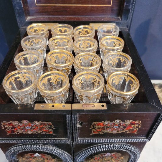 Liquor cabinet in the taste of Tahan, complete with 16 glasses and 4 decanters Boulle inlay