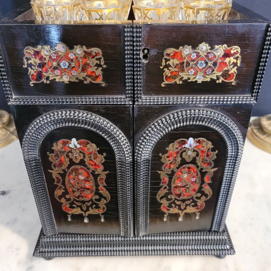 Liquor cabinet in the taste of Tahan, complete with 16 glasses and 4 decanters Boulle inlay