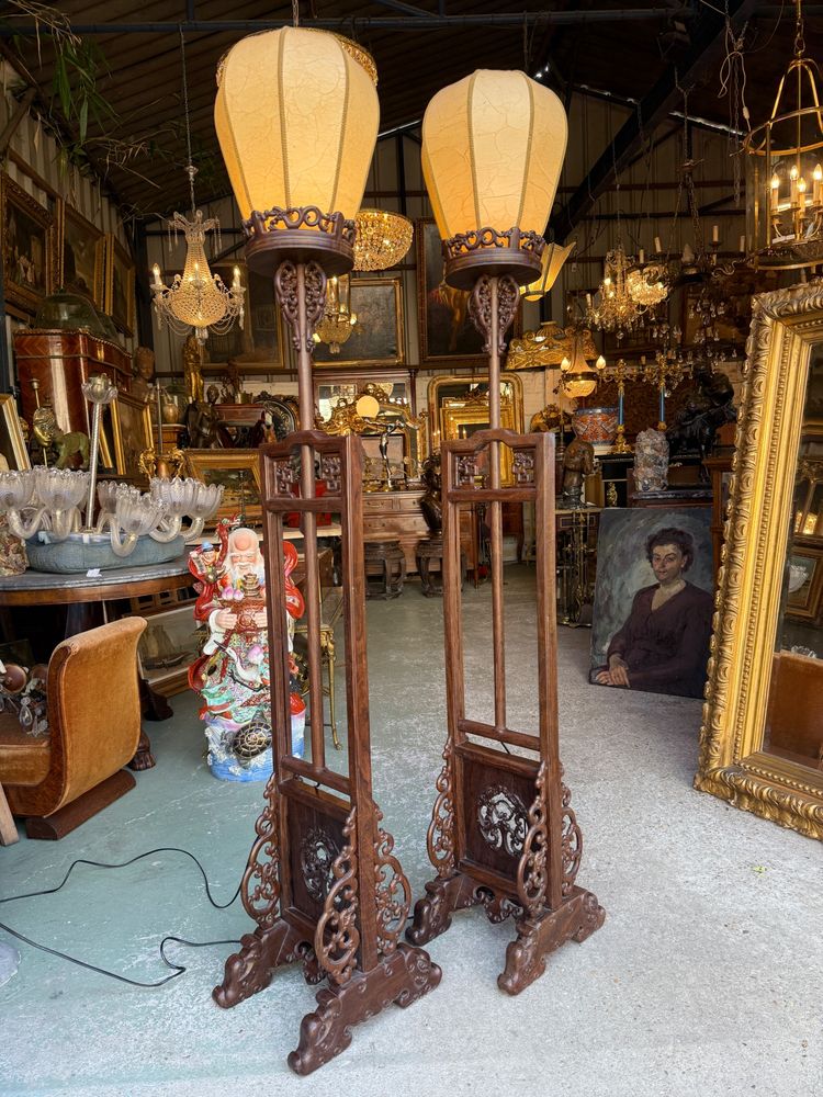 Paar chinesische Lampen / Stehlampen aus geschnitztem und durchbrochenem Eisenholz XX. Jahrhundert