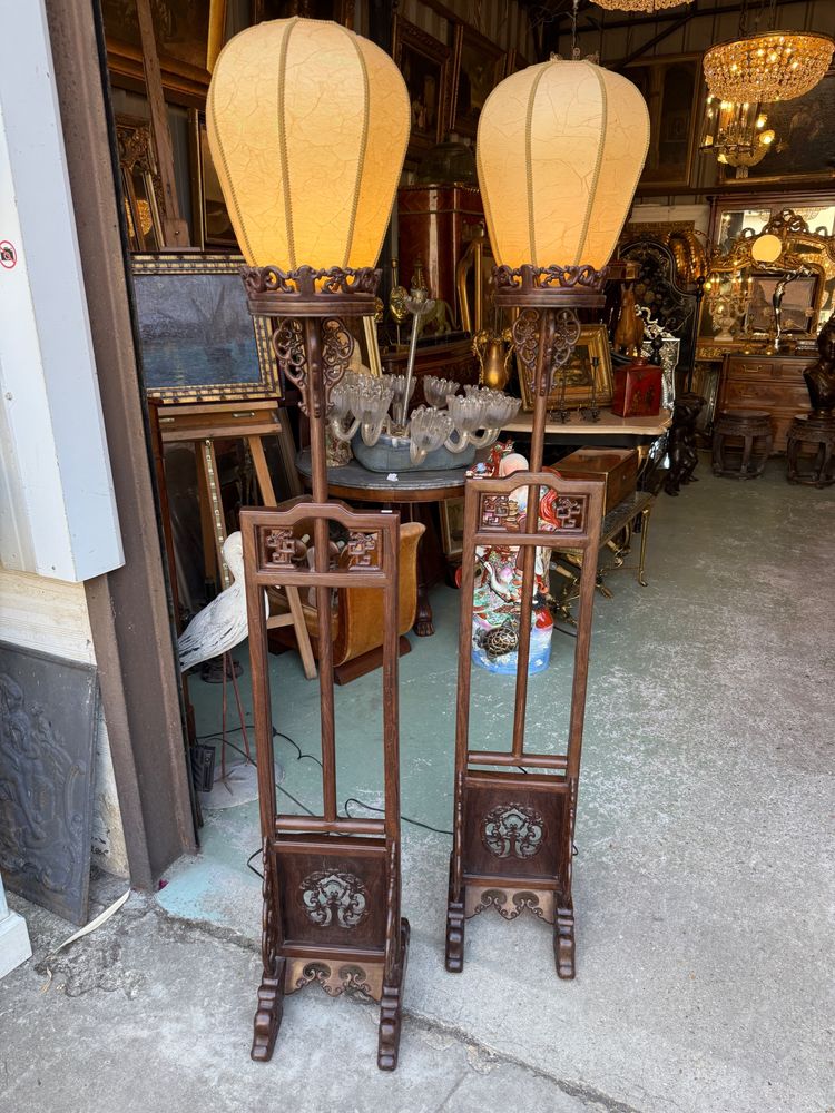 Paar chinesische Lampen / Stehlampen aus geschnitztem und durchbrochenem Eisenholz XX. Jahrhundert