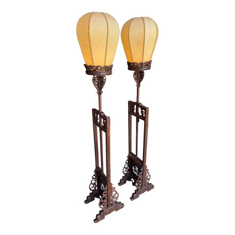 Paar chinesische Lampen / Stehlampen aus geschnitztem und durchbrochenem Eisenholz XX. Jahrhundert