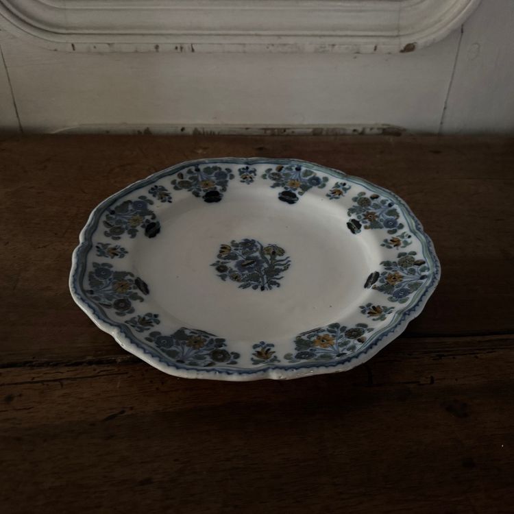 Plate in 18th century Moustiers earthenware with floral design