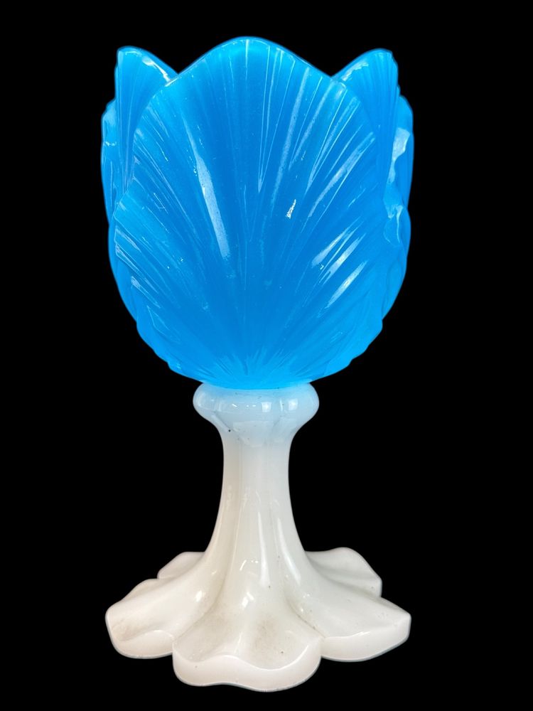 Baccarat - Petit vase en opaline tulipe 