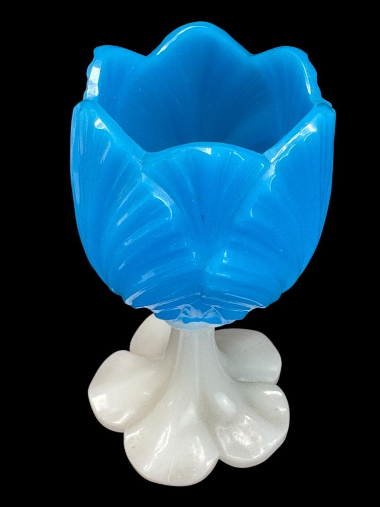 Baccarat - Petit vase en opaline tulipe 
