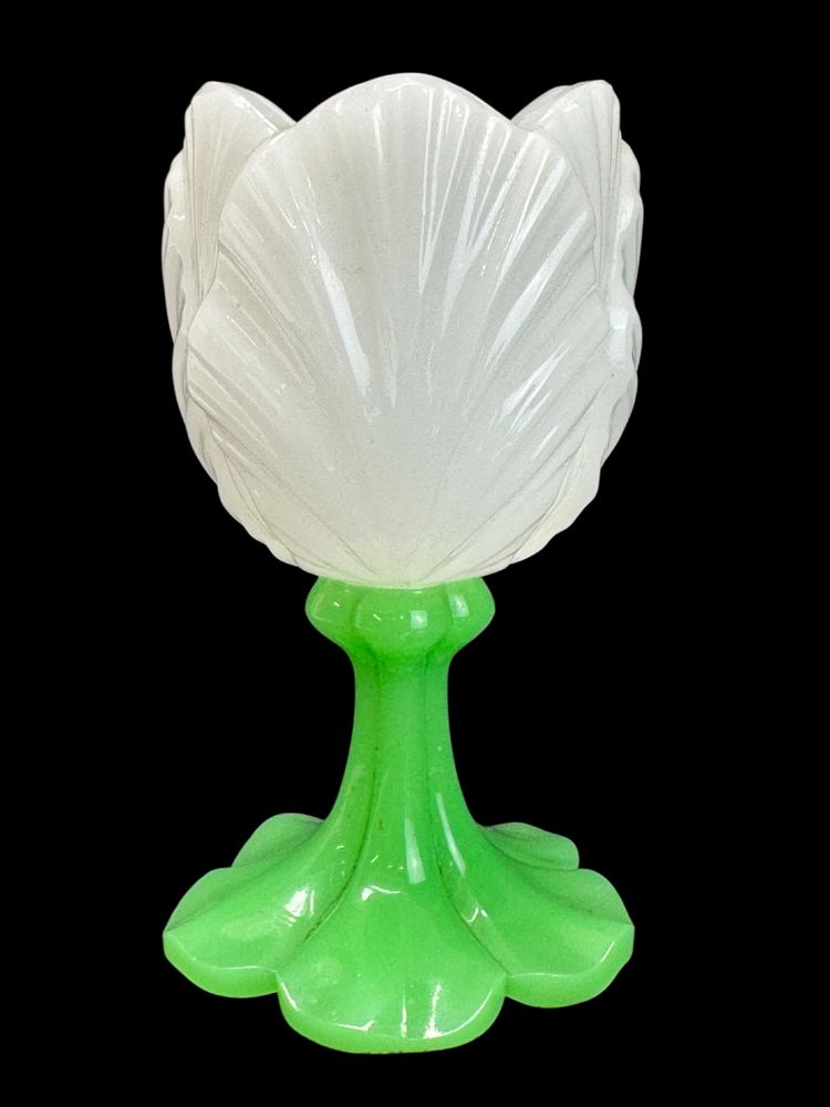 Baccarat - Petit vase en opaline tulipe 