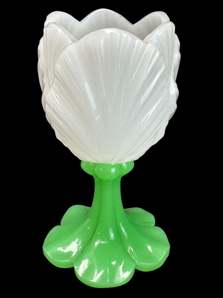 Baccarat - Petit vase en opaline tulipe 