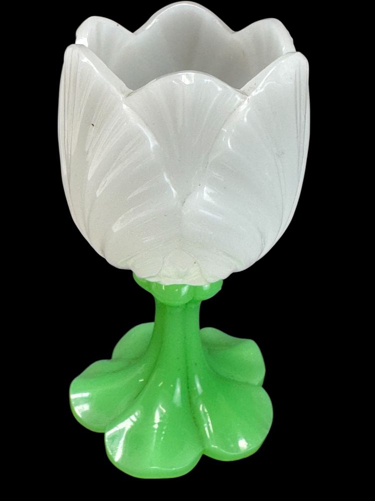 Baccarat - Petit vase en opaline tulipe 