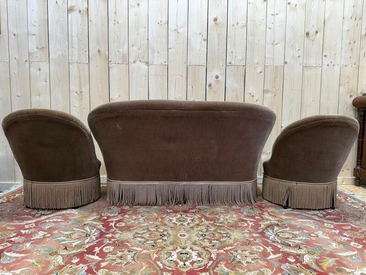 Crapaud Lounge con divano in velluto marrone e poltrone