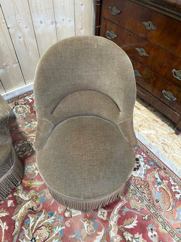Crapaud Lounge con divano in velluto marrone e poltrone