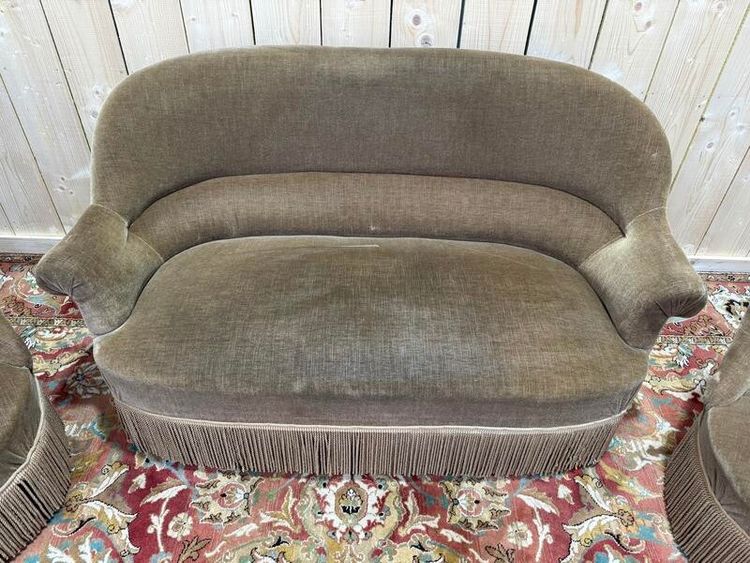 Crapaud Lounge con divano in velluto marrone e poltrone