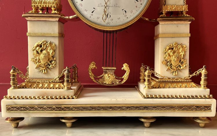Monumentale Obelisken-Pendeluhr, Louis-XVI-Epoche