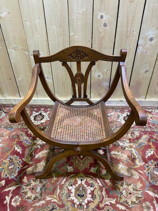 Fauteuil curule , assise cannée 