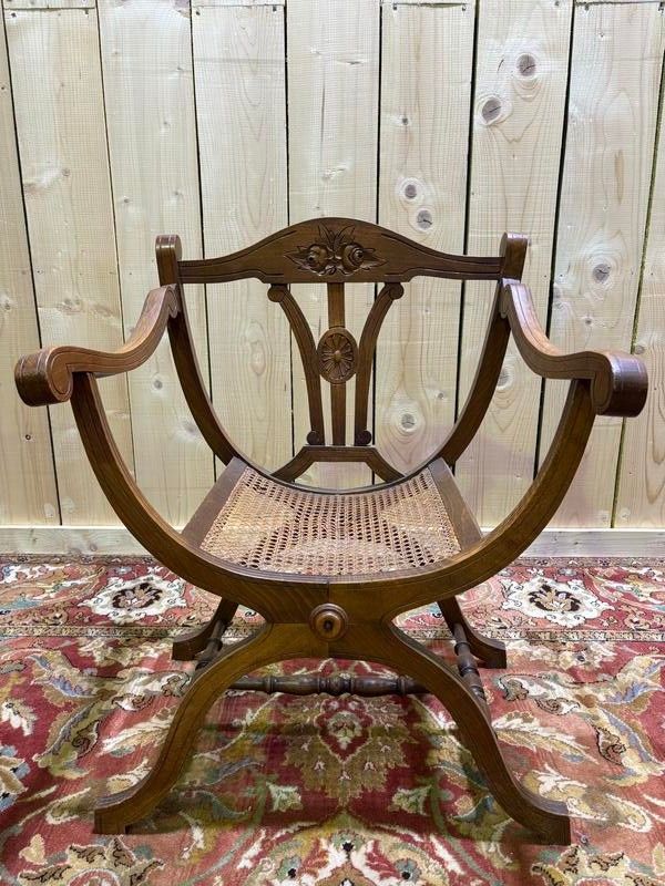 Fauteuil curule , assise cannée 