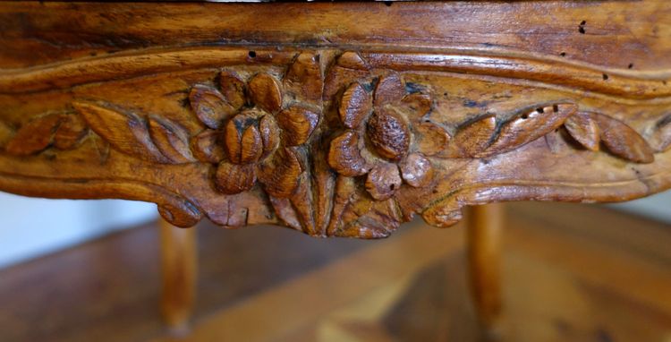 Paire de fauteuils cannés d'époque Louis XV en noyer, travail Lyonnais, entourage de Nogaret