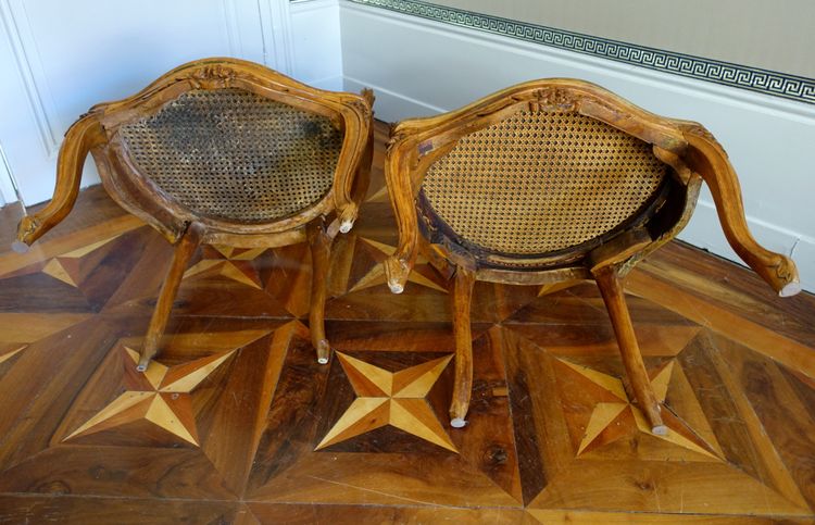 Paire de fauteuils cannés d'époque Louis XV en noyer, travail Lyonnais, entourage de Nogaret