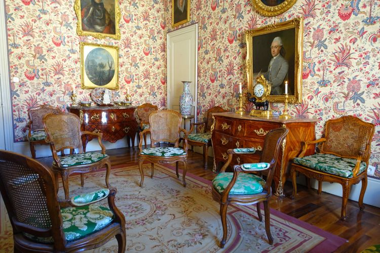 Paire de fauteuils cannés d'époque Louis XV en noyer, travail Lyonnais, entourage de Nogaret