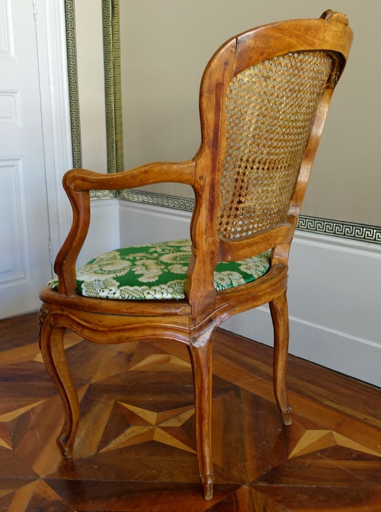 Paire de fauteuils cannés d'époque Louis XV en noyer, travail Lyonnais, entourage de Nogaret